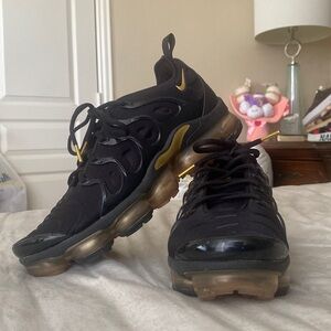 Nike Air VaporMax Plus Black Metallic Gold